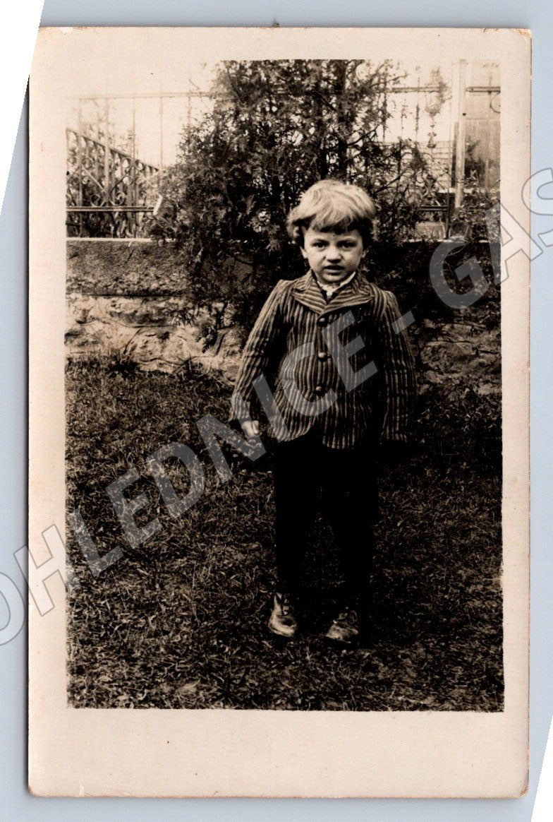 Pohlednice chlapec venku portrét (P2943)