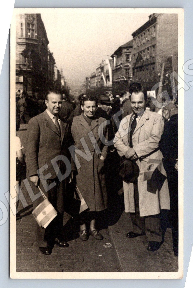 Stará fotografie muži s vlajkou (P2945)