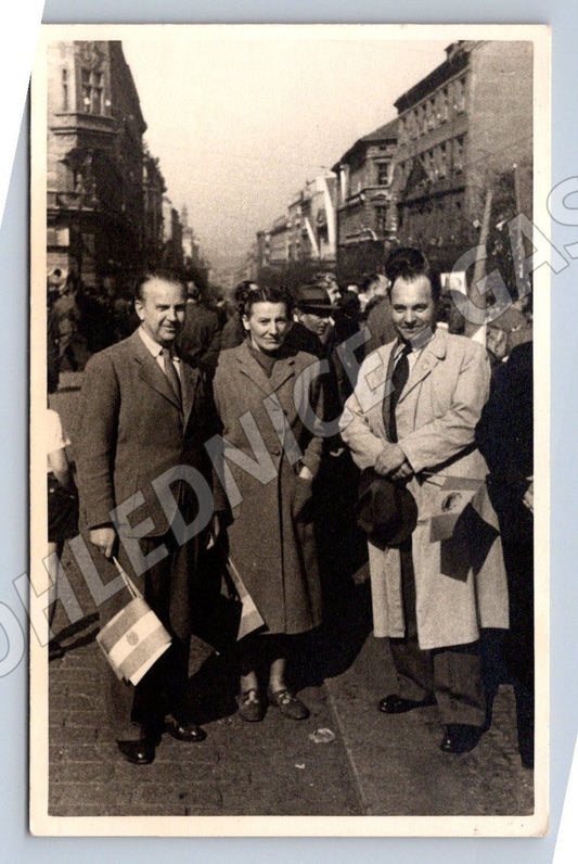Stará fotografie muži s vlajkou (P2945)