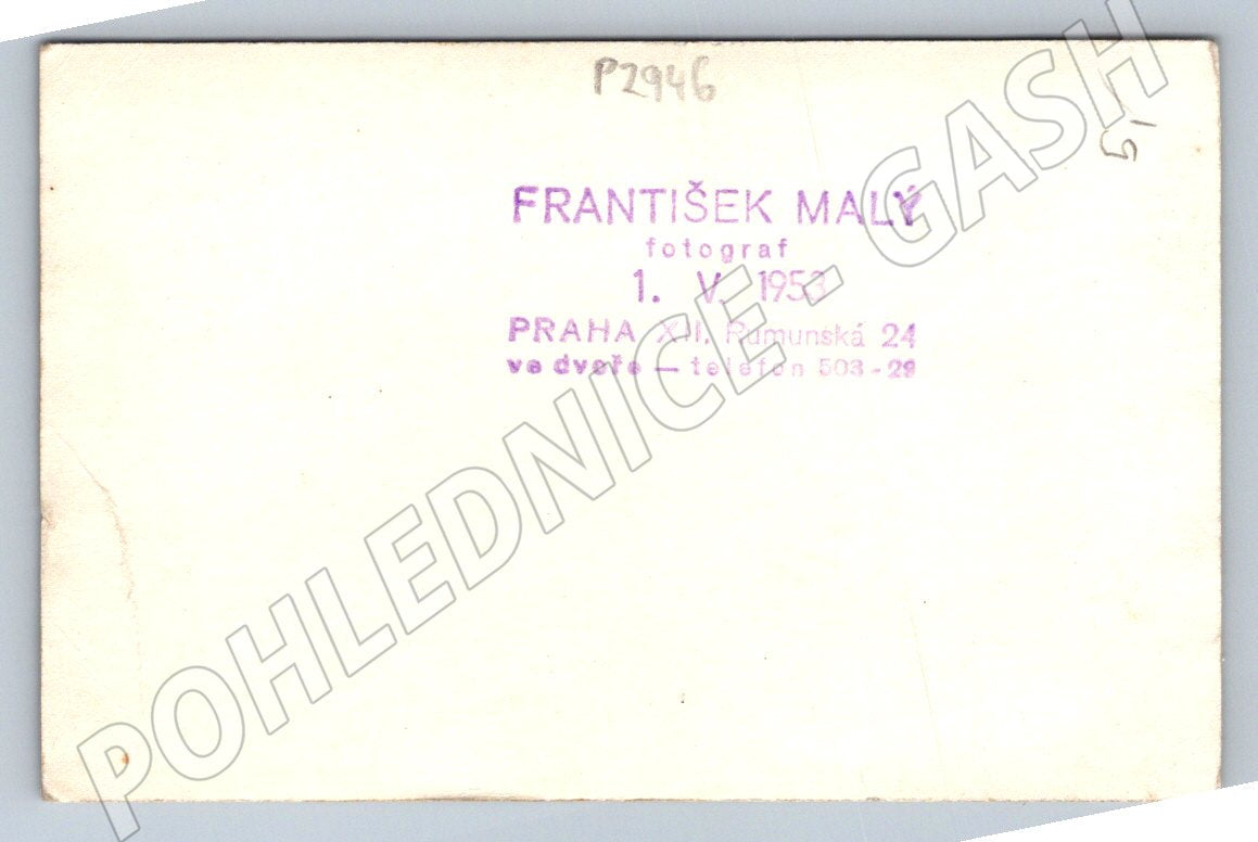 Stará fotografie Praha tři osoby v kabátech (P2946)