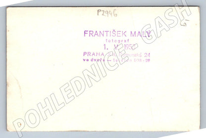 Stará fotografie Praha tři osoby v kabátech (P2946)