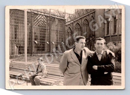 Stará fotografie Pinerolo muži před budovou (P2957)