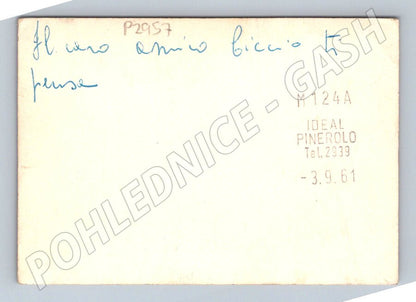 Stará fotografie Pinerolo muži před budovou (P2957)