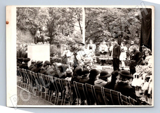 Stará fotografie veřejné shromáždění s řečníkem a kroji (P2963)