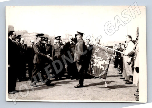 Stará fotografie muži v uniformách s praporem (P2974)