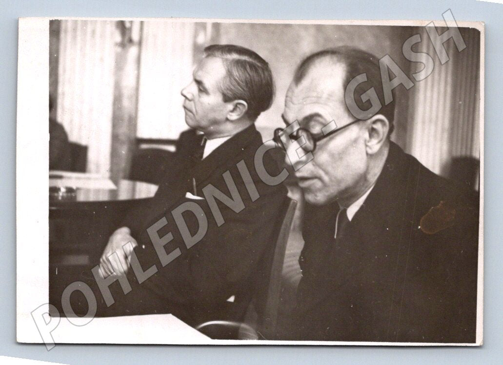 Schůzka žurnalistiky stará fotografie muži v sále listopad 1945(P2978)