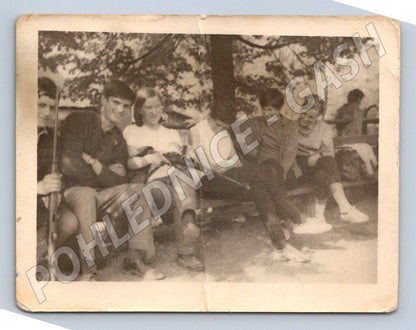Stará fotografie skupina mladých lidí sedí venku s puškou (P2979)