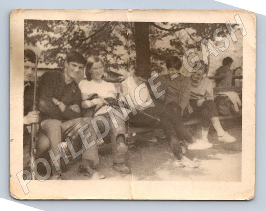 Stará fotografie skupina mladých lidí sedí venku s puškou (P2979)