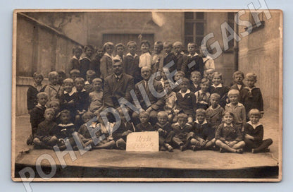 Pohlednice školní třída s učiteli Uličk 1928-1929 (P2985)