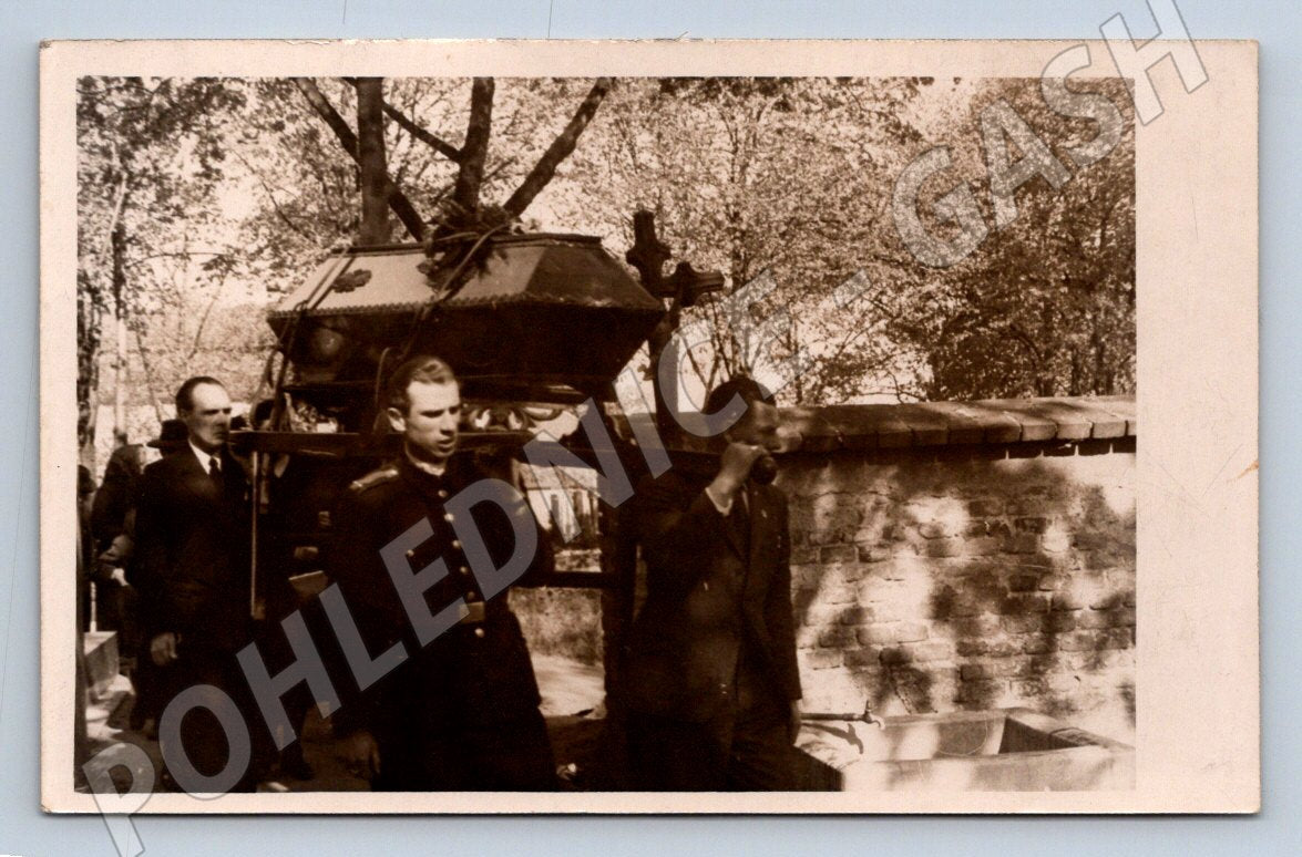 Stará fotografie Praha pohřební průvod s rakví (P2997)