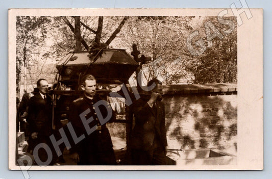 Stará fotografie Praha pohřební průvod s rakví (P2997)