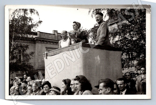 Stará fotografie skupina lidí na tribuně (P3003)