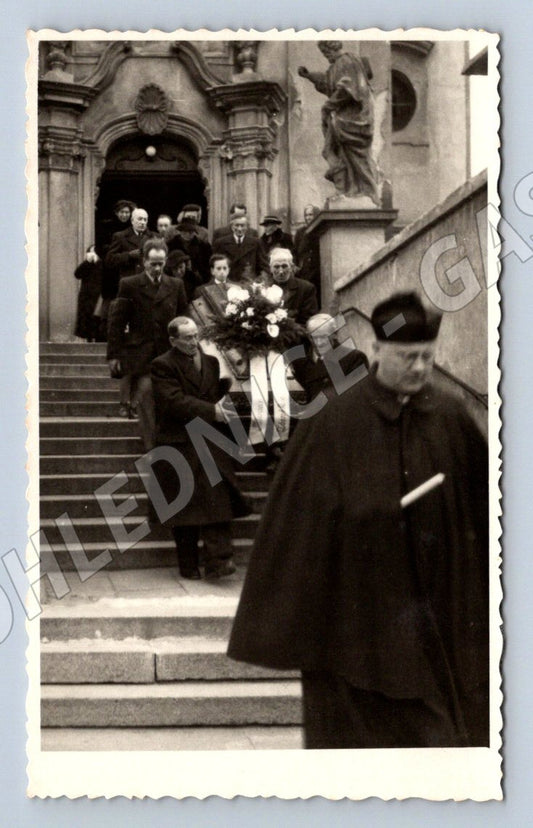 Stará fotografie pohřební průvod s rakví lidé na schodech (P3006)