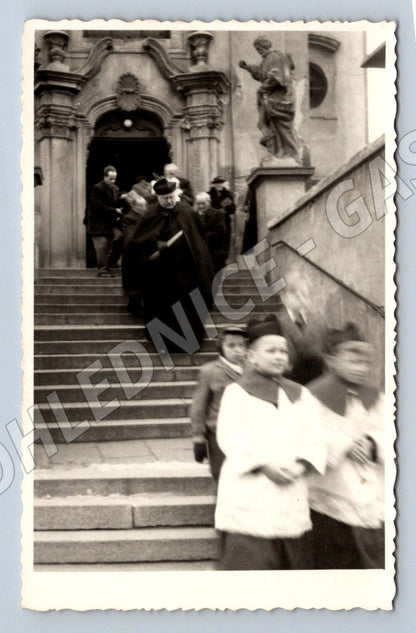 Stará fotografie lidé v interiéru kostela (P3007)