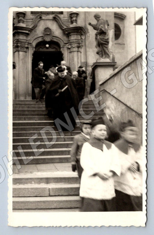 Stará fotografie lidé v interiéru kostela (P3007)