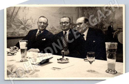 Pohlednice Tři muži u stolu (P3013)