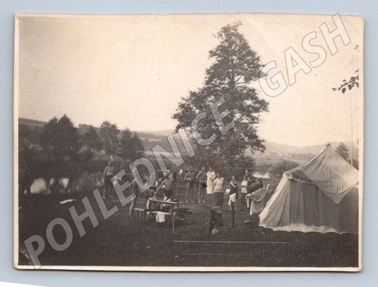 Stará fotografie skupina lidí stanování u řeky (P3019)