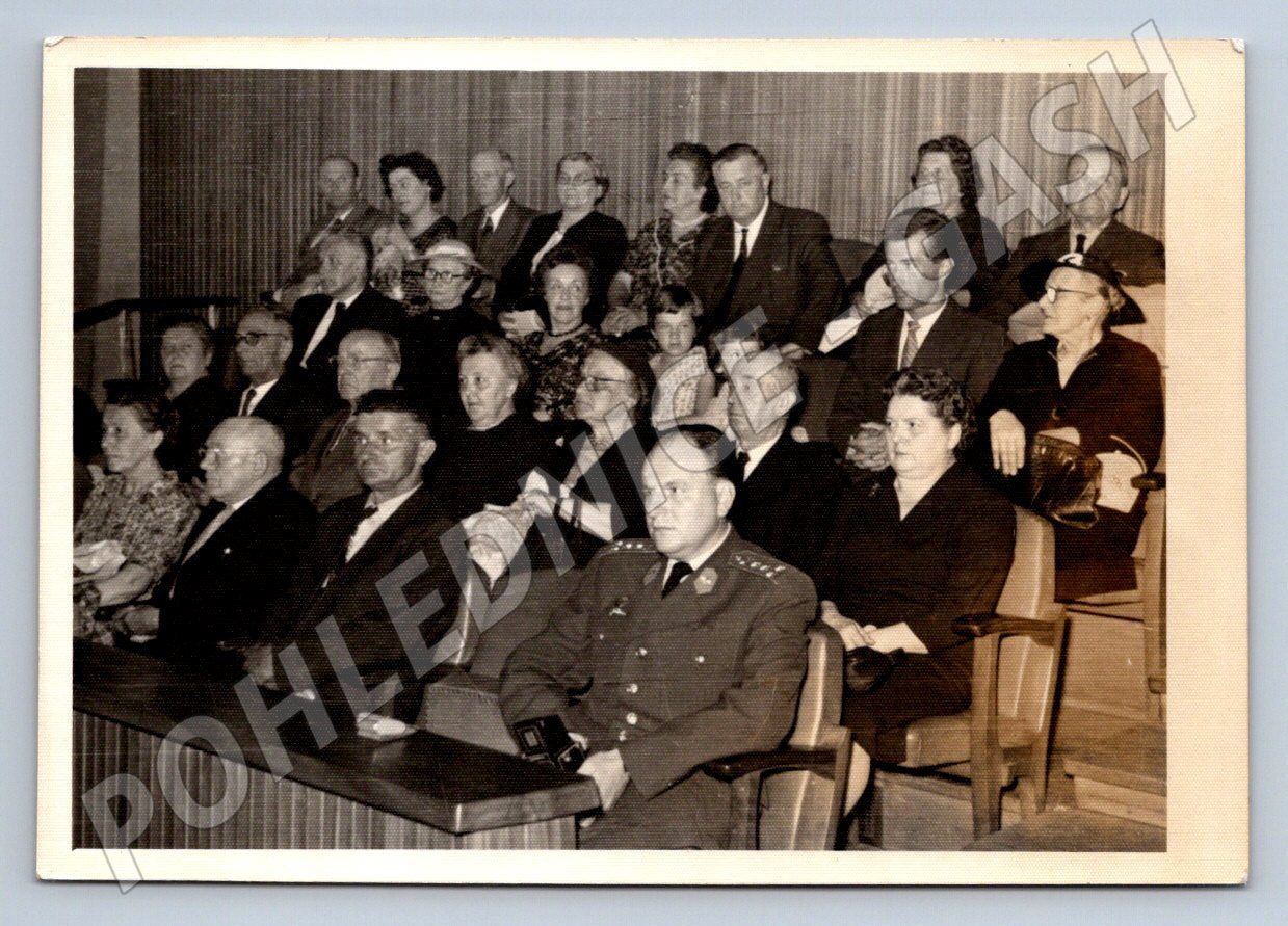 Stará fotografie skupina lidí, důstojník v popředí (P3020)
