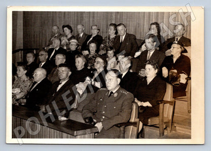 Stará fotografie skupina lidí, důstojník v popředí (P3020)