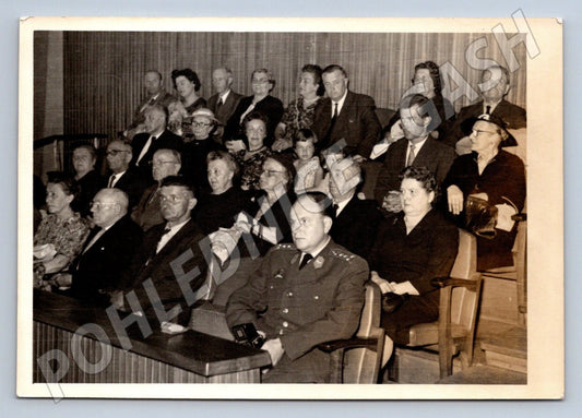Stará fotografie skupina lidí, důstojník v popředí (P3020)