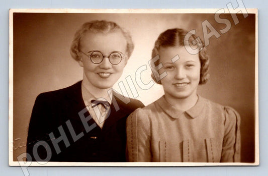Stará fotografie dvě ženy ateliérový portrét (P3022)