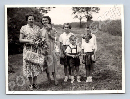 Stará fotografie skupina lidí v přírodě (P3026)