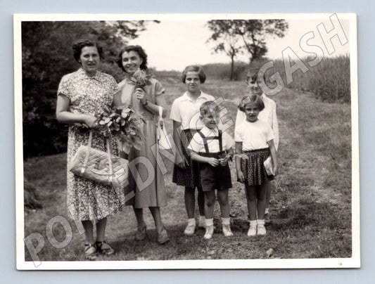 Stará fotografie skupina lidí v přírodě (P3026)