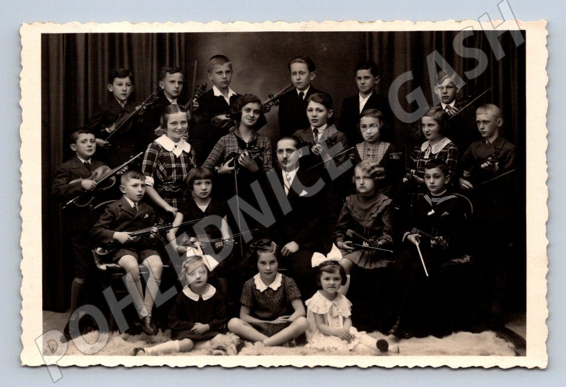 fotografie skupina dětí s houslemi ateliér Josef Hammerstein (P3029)
