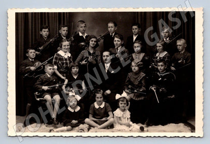 fotografie skupina dětí s houslemi ateliér Josef Hammerstein (P3029)