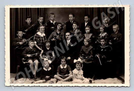 fotografie skupina dětí s houslemi ateliér Josef Hammerstein (P3029)