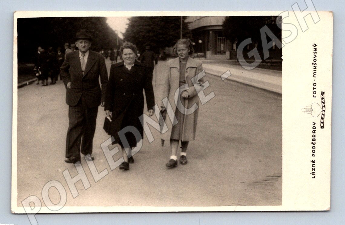 Stará fotografie Poděbrady tři osoby na promenádě (P3032)