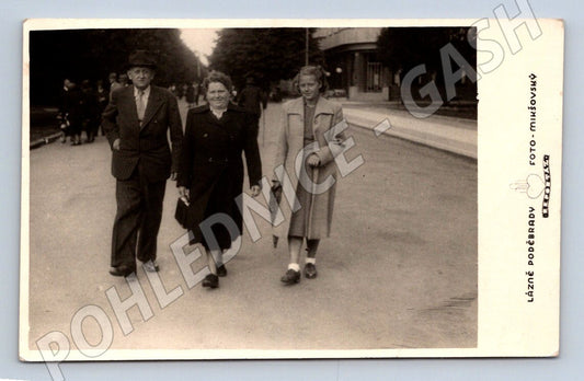 Stará fotografie Poděbrady tři osoby na promenádě (P3032)