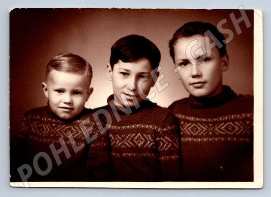 Stará fotografie tři chlapci v pletených svetrech 1982 (P3035)