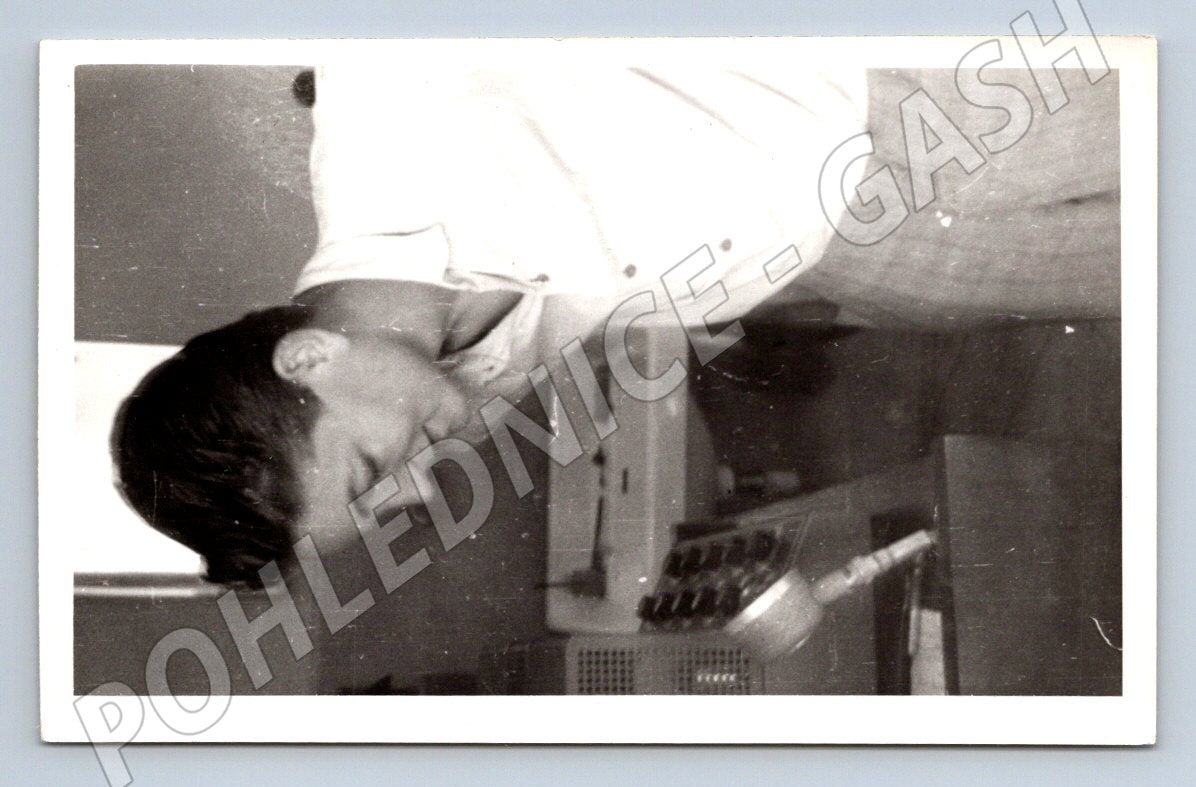 Stará fotografie mladý muž u stolu s přístroji (P3036)
