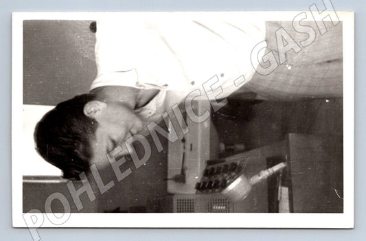 Stará fotografie mladý muž u stolu s přístroji (P3036)