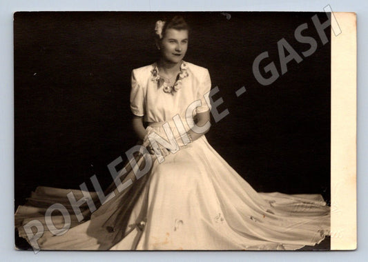 Stará fotografie žena v dlouhých šatech portrét 1949 (P3040)