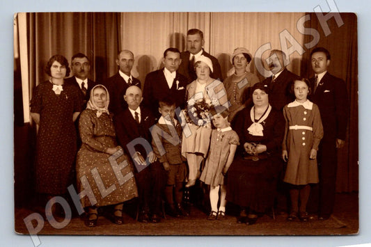 Stará fotografie Uhríněves svatební pár a rodina (P3047)