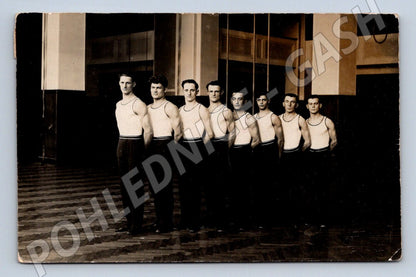 Pohlednice skupina mužů sportovci (P3052)