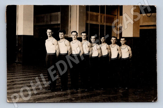 Pohlednice skupina mužů sportovci (P3052)