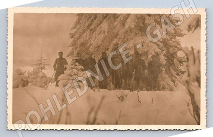 Pohlednice skupina muzu s lyzemi v zasnezene krajine (P3055)