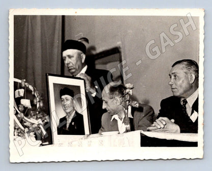 Stará fotografie skupina mužů s portrétem (P3061)