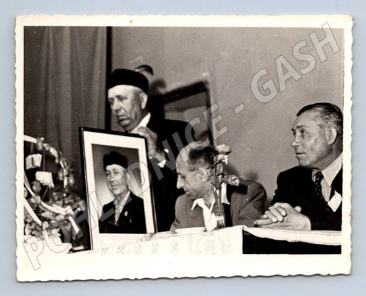 Stará fotografie skupina mužů s portrétem (P3061)