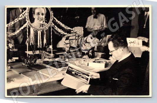Stará fotografie muž u stolu s ozdobami a zrcadlem (P3064)