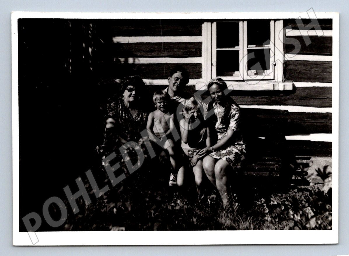 Stará fotografie skupina lidí před domem 1975 (P3068)