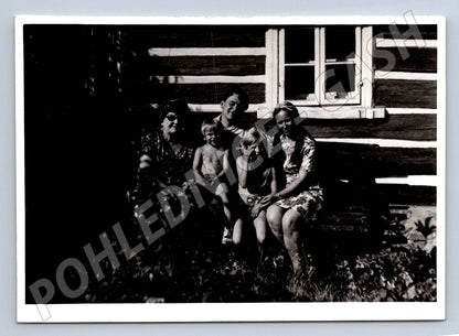 Stará fotografie skupina lidí před domem 1975 (P3068)