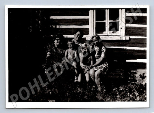 Stará fotografie skupina lidí před domem 1975 (P3068)