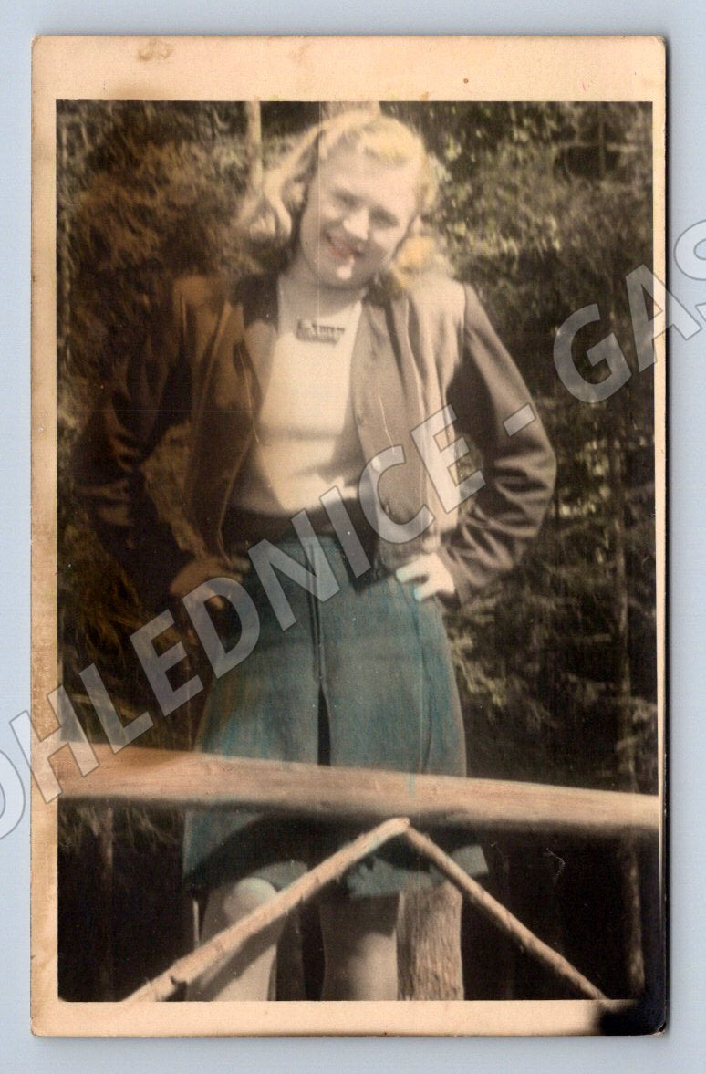 Stará fotografie mladá žena venku blondýnka (P3074)