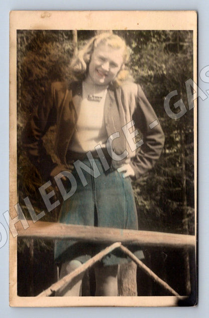 Stará fotografie mladá žena venku blondýnka (P3074)