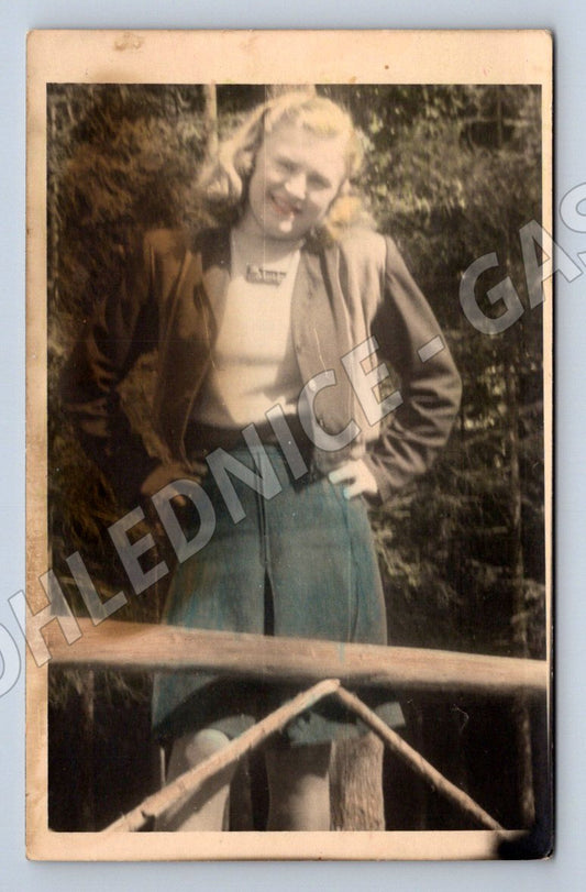 Stará fotografie mladá žena venku blondýnka (P3074)