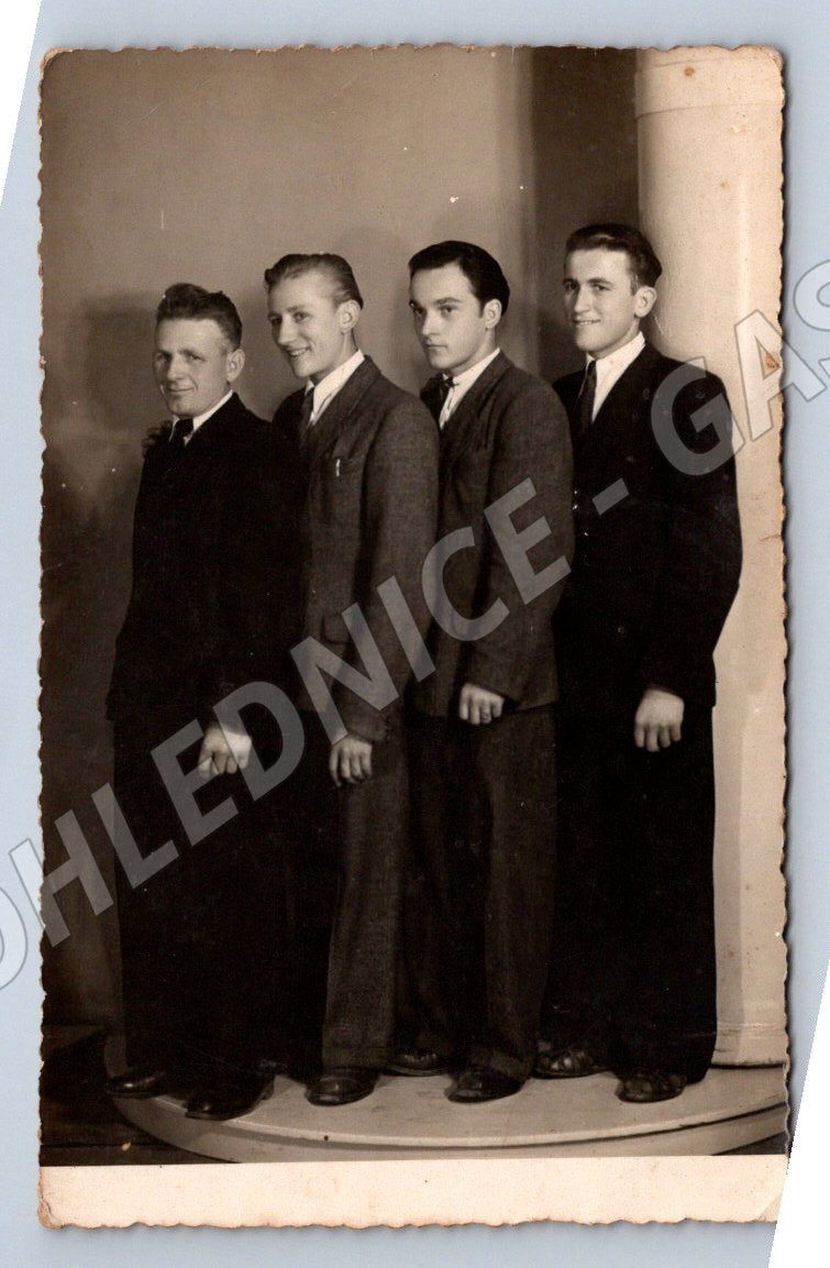Stará fotografie čtyři muži v oblecích (P3076)